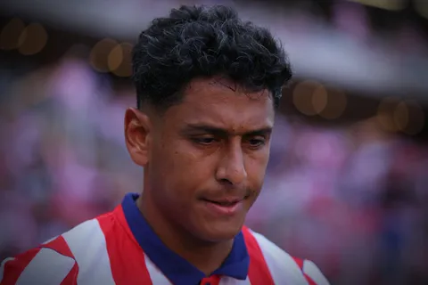 Luis Romo quedó en el centro de las críticas por fallar un penal clave en Chivas.