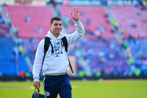 Erik Lira, uno de los que más acapara la atención en Cruz Azul.