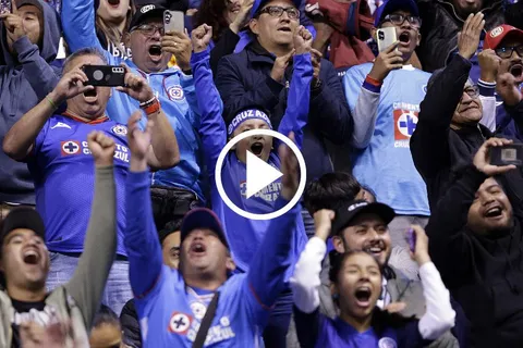 Los fanáticos acompañan al equipo incansablemente.