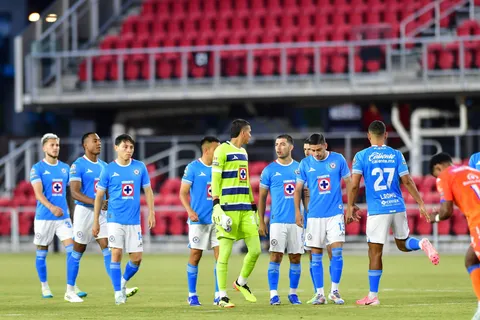 Jugadores en silencio tras la eliminación de Cruz Azul en Leagues Cup