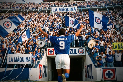 Julio Zamora llegó como desconocido, y se ganó el amor de la afición de Cruz Azul.