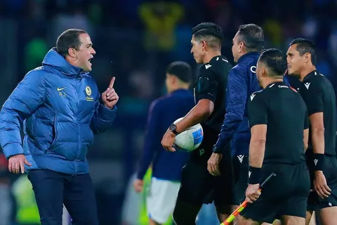 Filtran qué le gritó André Jardine al árbitro antes de su expulsión