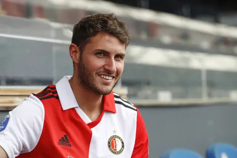 Santiago Giménez renovó con el Feyenoord hasta 2027