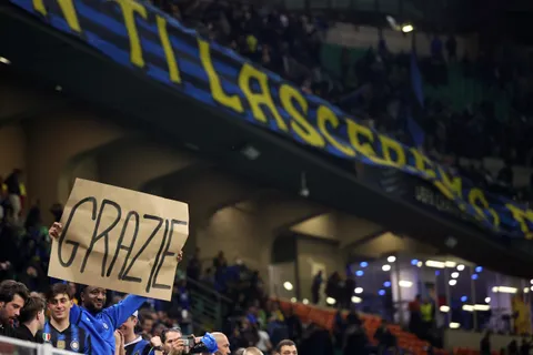 Insólito: Un fan de Cruz Azul estuvo con los del Inter ante el Barsa y el club lo quiere llevar a CU