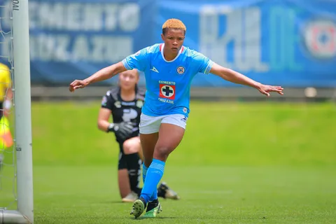 Vivian Ikechukwu causa baja en Cruz Azul Femenil.