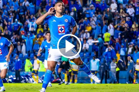 Giakoumakis enderezó el camino para Cruz Azul.