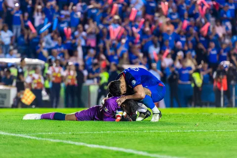 ¿Plantel dividido? Solo dos futbolistas de Cruz Azul felicitaron a Kevin Mier por su renovación