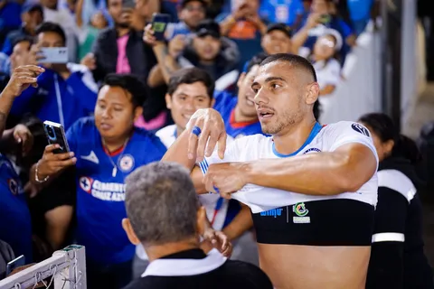 Emocionó a todo Cruz Azul: el gesto de Giakoumakis con una aficionada