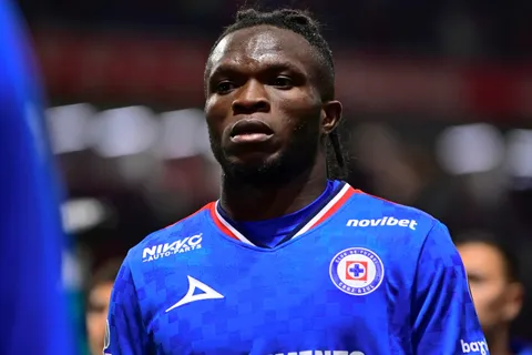 El jugador nigeriano deberá seguir esperando para debutar internacionalmente.