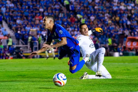 Uriel Antuna recibió un claro penal y lo cambió por gol.
