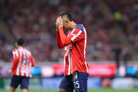 El Piojo Alvarado ha sido un foco de las críticas en su actual equipo.