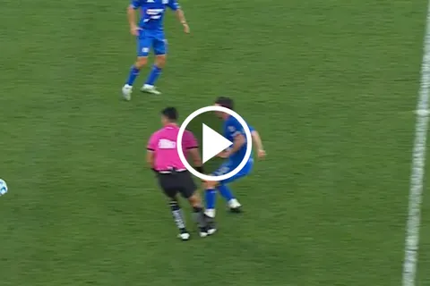 Insólito: El árbitro del Cruz Azul vs. Rayados pisó a José Paradela y lo dejó sangrando