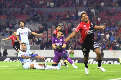 Cruz Azul no mintió: el Mudo Aguirre es baja un largo tiempo por lesión