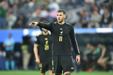 Santi Giménez dejó un mensaje para Javier Aguirre.
