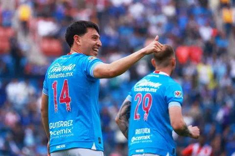 Cruz Azul usó dorsales rosas frente a Necaxa y lo hará por todo octubre.