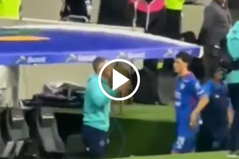 No se vio en TV: El feo gesto de José Paradela tras salir de cambio en el Cruz Azul vs. Atlas