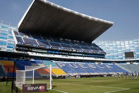 La imagen que ha dejado el césped del Estadio Cuauhtémoc en los primeros juegos ha preocupado en Cruz Azul.