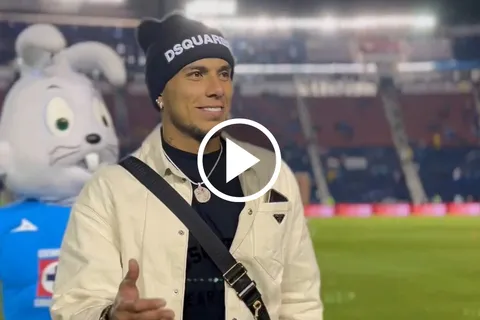 Carlos Salcedo se despidió de los aficionados de Cruz Azul.