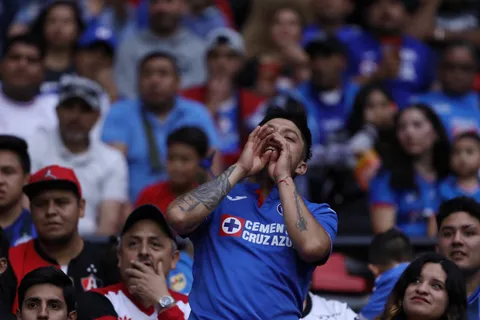 POLÉMICA: Sorprenden a jugador de Pumas portando la playera de Cruz Azul