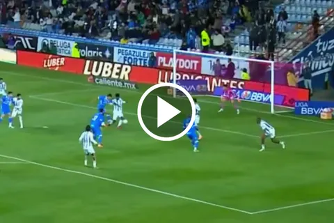Gol del Toro Fernández para abrir el marcador.