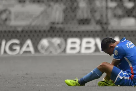 Una vez más, el futbolista vive una pesadilla en Cruz Azul