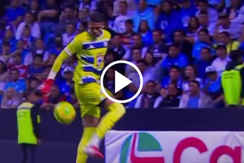 Kevin Mier se lució ante Pumas, no solo por el penal atajado.