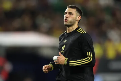 Santiago Giménez bajó de valor, pero es el más caro de México.