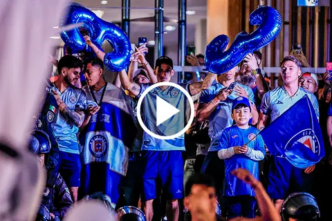 ¡No podía faltar el 33! La afición celeste le lleva serenata a Cruz Azul previo a la Gran Final