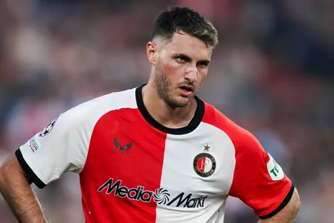 Feyenoord de Santi Giménez cayó 0-4 ante Bayer Leverkusen.