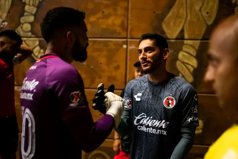 Capitán eterno: el hermoso detalle de Jesús Corona con sus excompañeros de Cruz Azul