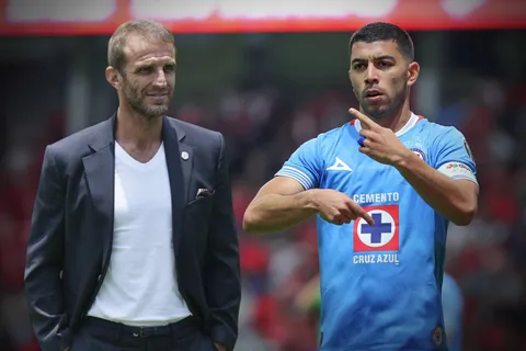Fecha límite para definir el futuro de Erik Lira en Cruz Azul.