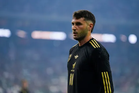 Santiago Giménez reveló la lesión que sufrió con la Selección Mexicana.
