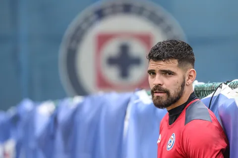 ¿Polémica a la vista? Cruz Azul y Ricardo Ferretti difieren sobre el portero titular