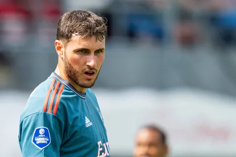 Santiago Giménez continuará en el Feyenoord