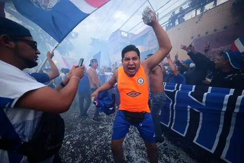"¡Qué pinc... robo!": Afición de Cruz Azul explota contra el arbitraje de Enrique Santander