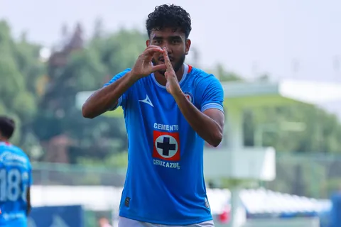 Samuel Espinosa causa baja de Cruz Azul para el Clausura 2025.