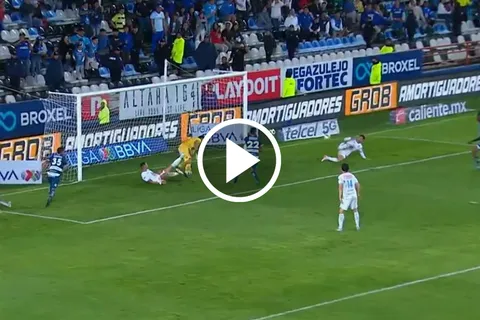 ¡Voltereta! Lorenzo Faravelli y su golazo de taquito con el que Cruz Azul sacudió a Pachuca