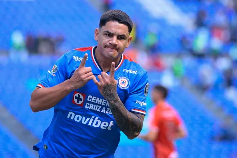 Afición de Cruz Azul desespera ante la indecisión del Toro Fernández: "Por favor, renueva"