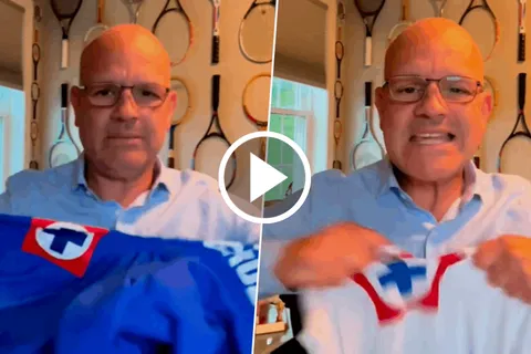 Periodista destroza playeras de Cruz Azul.