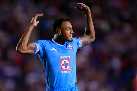 Willer Ditta descartó la posibilidad de dejar Cruz Azul en el corto plazo