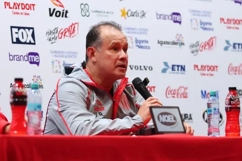 Juan Reynoso, DT de Necaxa, mete mano y hay repercusiones.