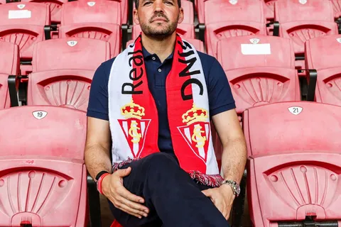Nicolás Larcamón recibe críticas de una leyenda del Sporting de Gijón.