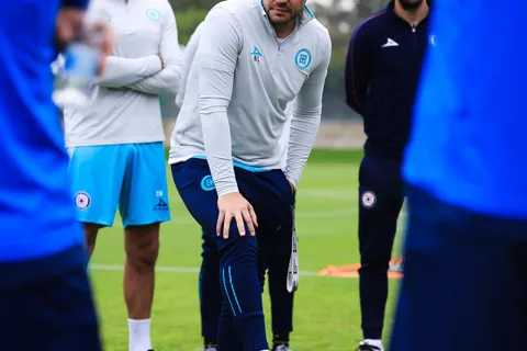 Nicolás Larcamón evalúa a los futbolistas de Cruz Azul que pueden terminar saliendo del equipo.