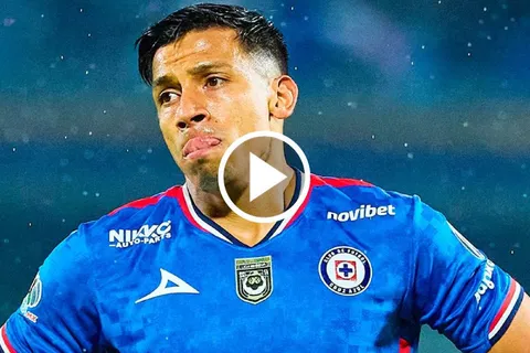 El goleador no pudo conectar bien la pelota.