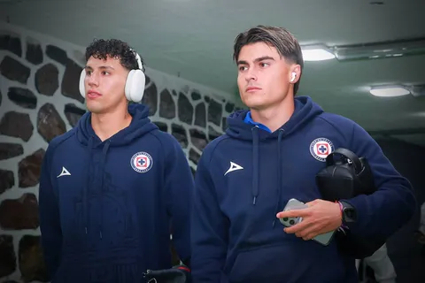 Ambos futbolistas protagonizaron un divertido momento en su día de descanso de Cruz Azul.