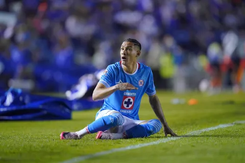 La venta de Uriel Antuna sorprendió al interior de Cruz Azul.