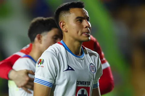 Charly aún no arregló su contrato en Cruz Azul.