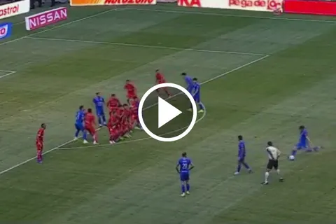José Paradela puso el 2-0 ante Atlas.