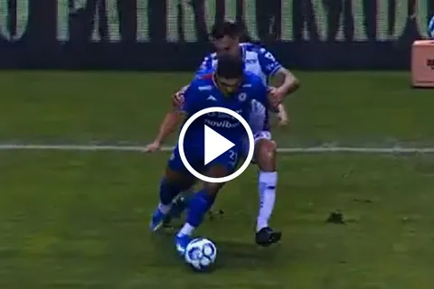 Gabriel FErnández recibió una dura entrada que desató la polémica y dejó a Pachuca con un expulsado.