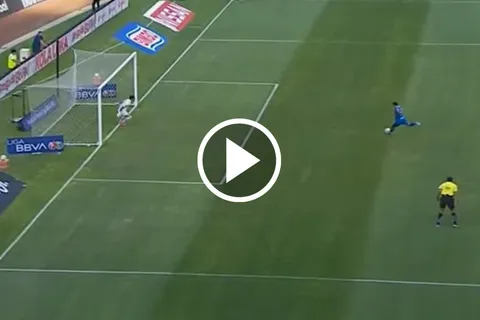 Gabriel Fernández abrió el marcador para Cruz Azul desde el punto penal.